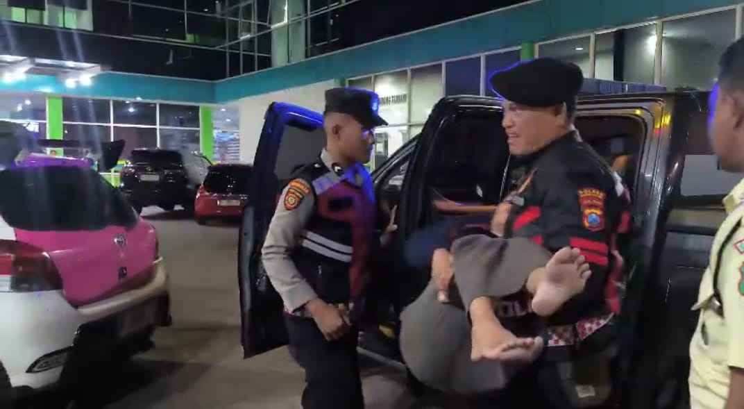 TAK SADARKAN DIRI: Polisi mengevakuasi korban ke RSU Anna Medika Madura, Bangkalan, Jumat (30/1).&nbsp;