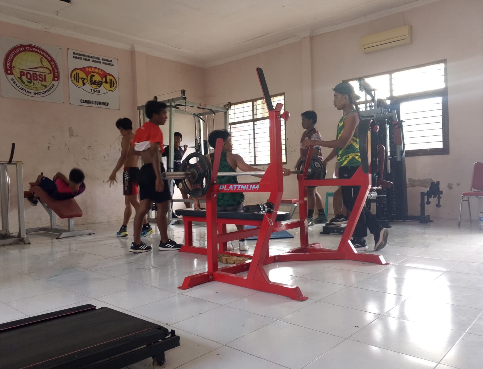 PENGUATAN FISIK: Atlet atletik latihan angkat beban di Desa Pabian, Kecamatan Kota Sumenep, Minggu (1/2).&nbsp;
