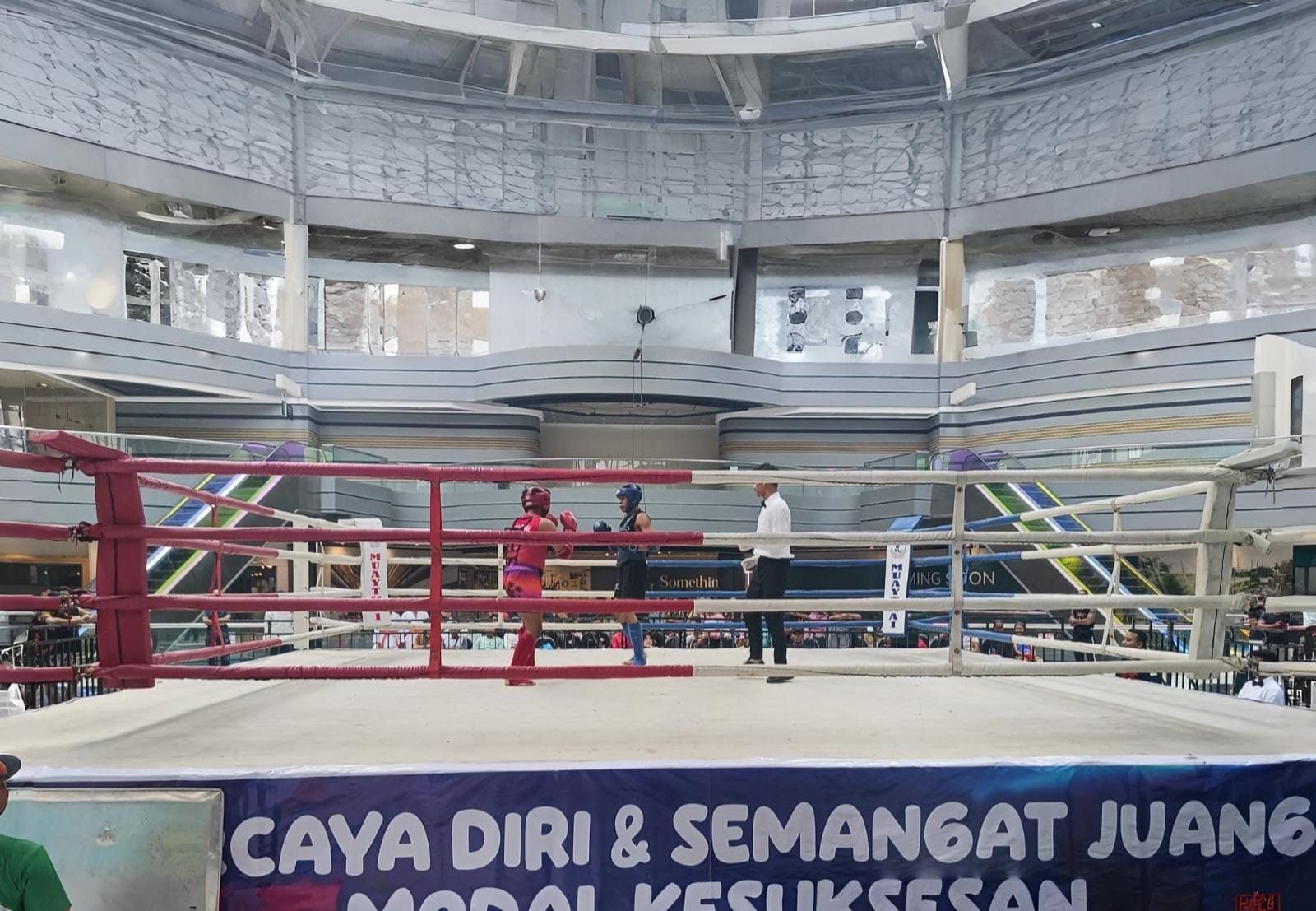 BERJUANG: Atlet MI Pamekasan mengikuti Kejurprov Open Muay Thai K1 SLC Cup 2026 di Surabaya, Minggu (25/1).