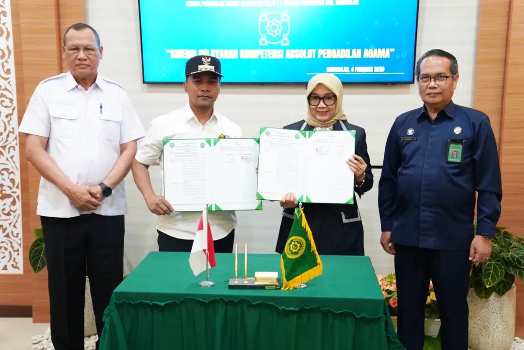 BERMITRA: Bupati Bangkalan Lukman Hakim dan Ketua PA Bangkalan Dewiyati menunjukkan dokumen MoU yang telah ditandatangani, Rabu (4/2).