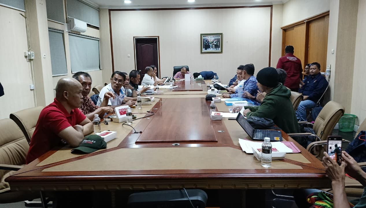 BUNTU: Pengkab Bangkalan saat rapat dengan Pengprov KBI Jatim di kantor KONI Jatim Senin (3/2).&nbsp;