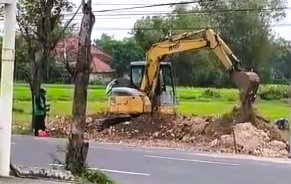 DIBIARKAN: Aksi penyerobotan lahan di Desa Dumajah, Kecamatan Tanah Merah senin (2/2).&nbsp;