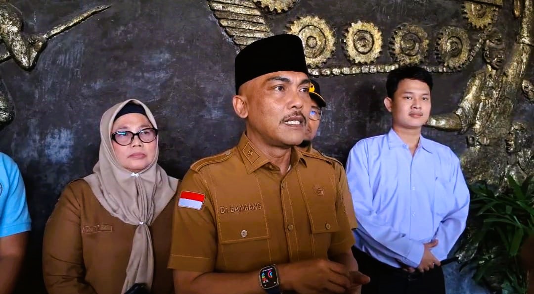 BERI PENJELASAN: Ketua Satgas MBG Bangkalan Bambang Budi Mustika saat ditemui di kantor Pemkab Bangkalan medio November 2025.&nbsp;