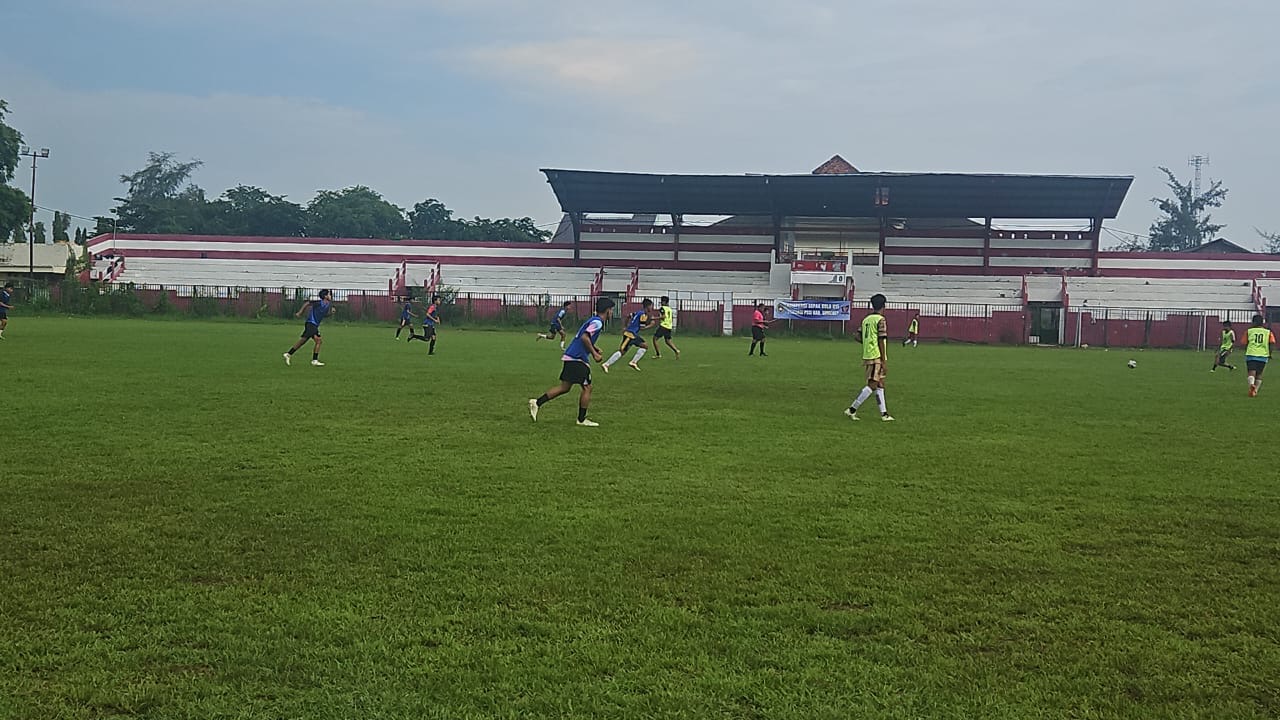 BIBIT MUDA: Pelaksanaan seleksi pemain Perssu MC di Stadion A. Yani, Desa Pabian, Kecamatan Kota Sumenep, pada November 2025.&nbsp;