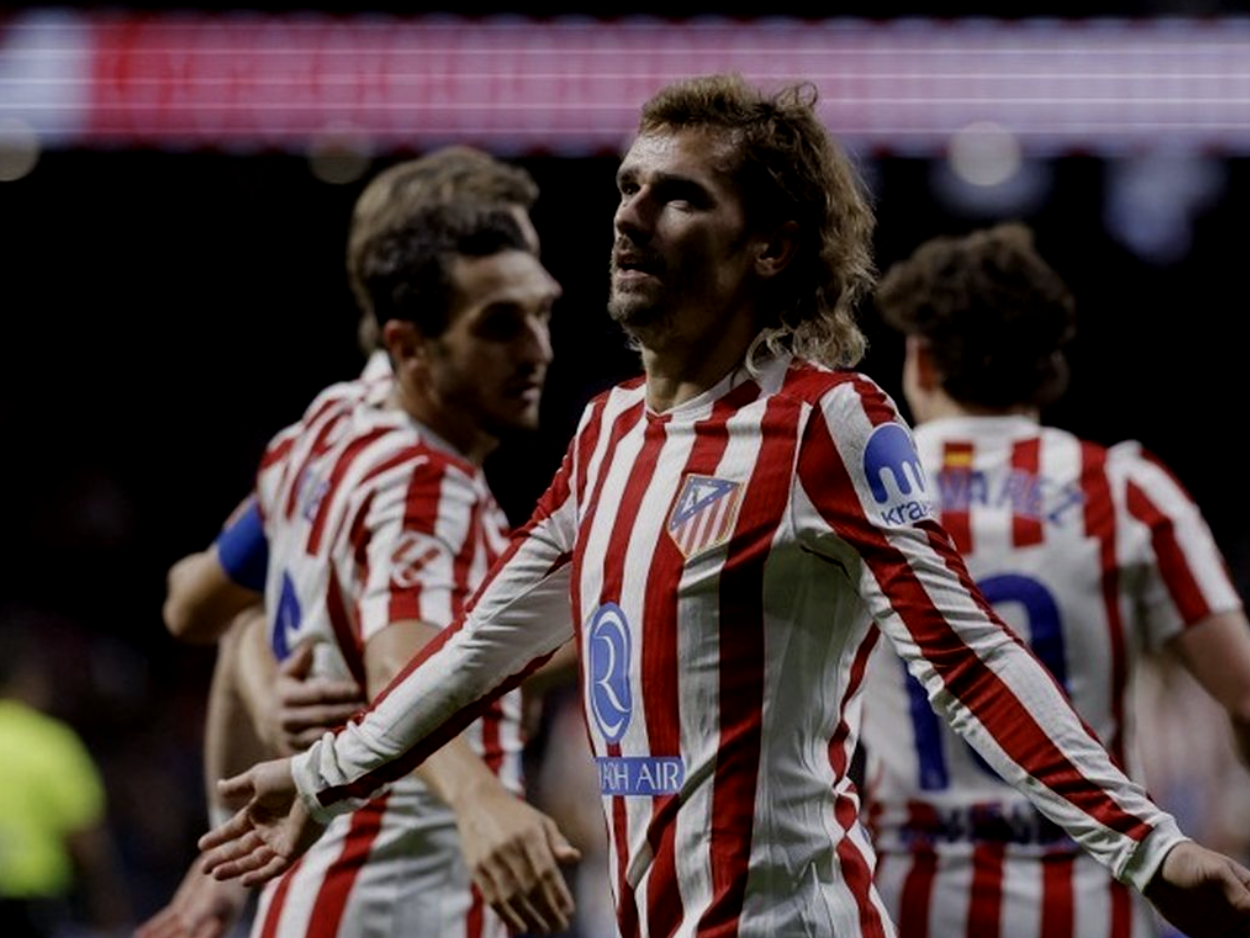 Antoine Griezmann merayakan gol dengan rekan satu timnya dalam pertandingan sepak bola Liga Spanyol antara Club Atletico Madrid vs Levante UD  pada 8 November 2025. (Foto oleh Oscar DEL POZO / AFP)