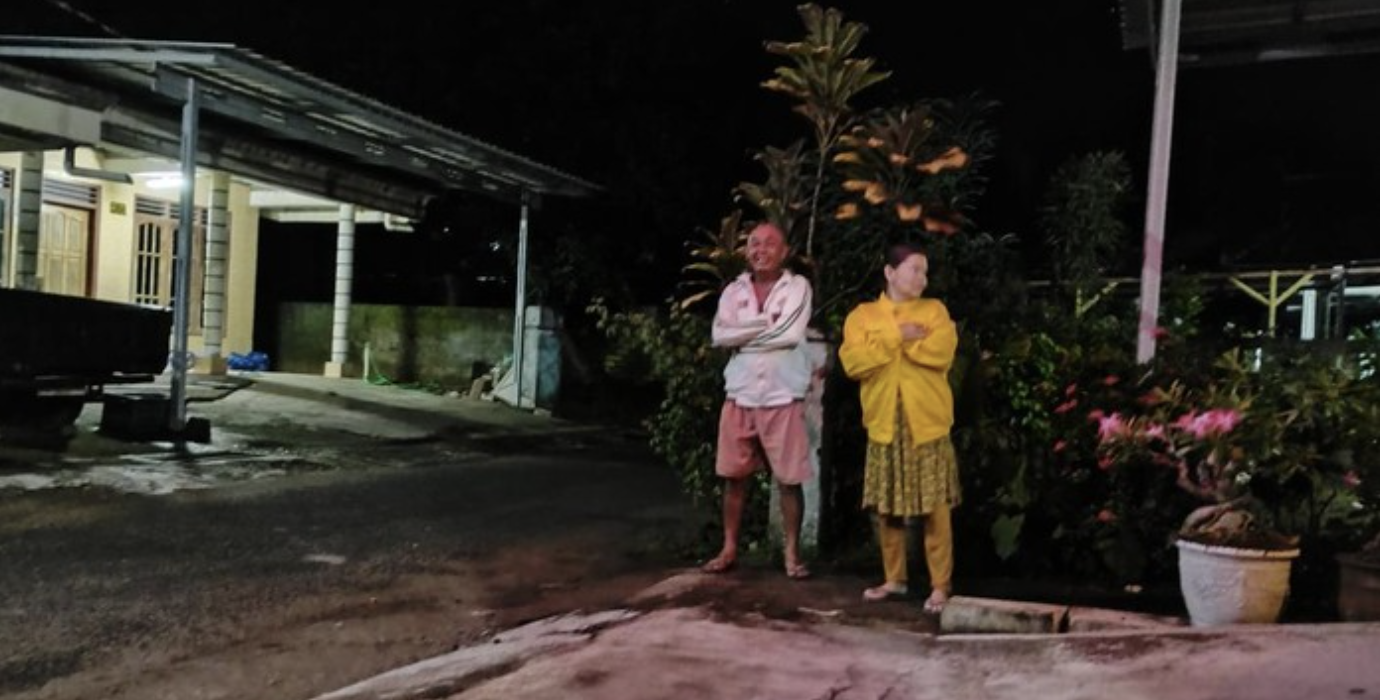 Gempa M 6,4 Pacitan membuat warga Kelurahan Ploso terbangun dari tidur dan berhamburan keluar karena kuatnya getaran. (Purwo Sumodiharjo/detikJatim)