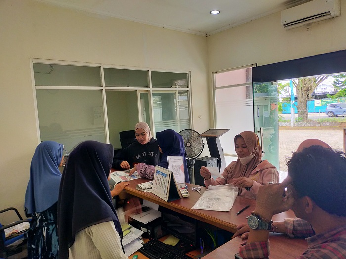 ANTUSIAS: Peserta bazar takjil Ramadan mendatangi kantor pusat Jawa Pos Radar Madura (JPRM) di Jalan Soekarno-Hatta Bangkalan, Kamis (5/2).&nbsp;