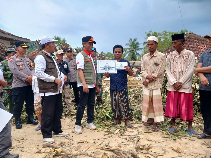 DISALURKAN: Baznas Sumenep menyalurkan bantuan untuk korban angin puting beliuang di Desa Karduluk, Kecamatan Pragaan, Rabu (4/2).&nbsp;
