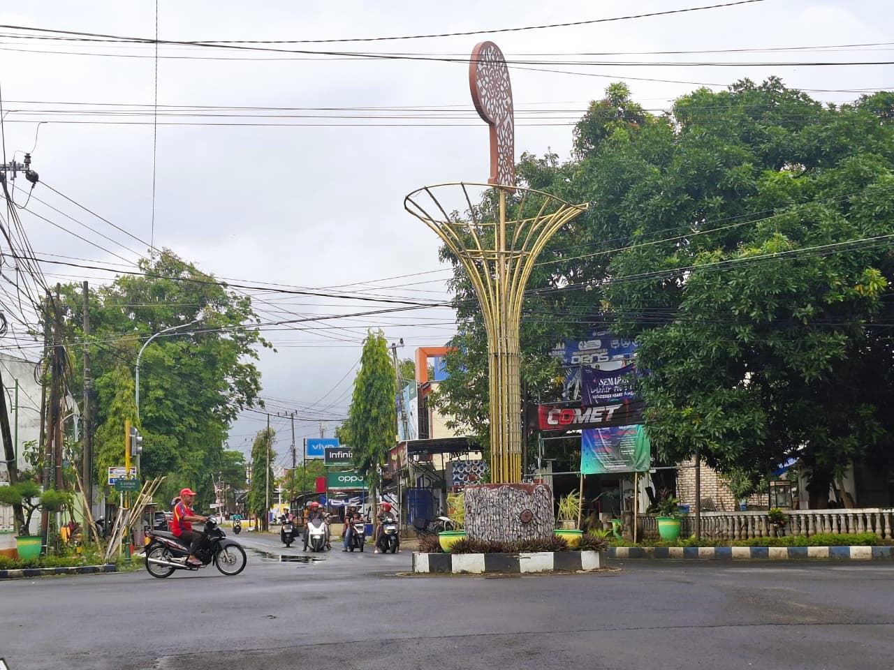 LENGANG: Masyarakat melintas di area Tugu Keris, Jalan KH Agus Salim, Pangarangan, Kecamatan Kota Sumenep, Kamis (22/1).&nbsp; &nbsp;