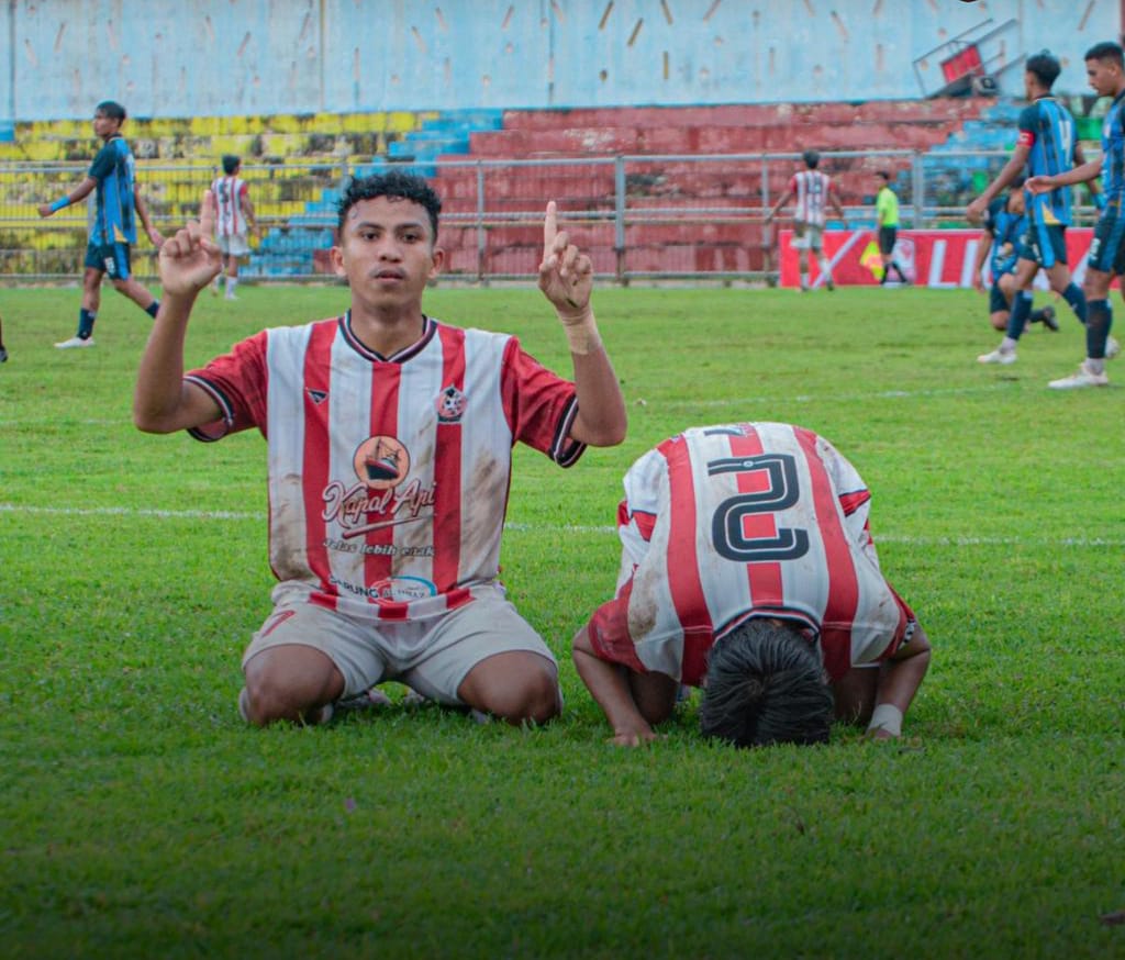 BAHAGIA: Dua pemain Persepam melakukan selebrasi usai lolos ke babak delapan besar di Stadion Untung Suropati, Pasuruan, Jumat (23/1).