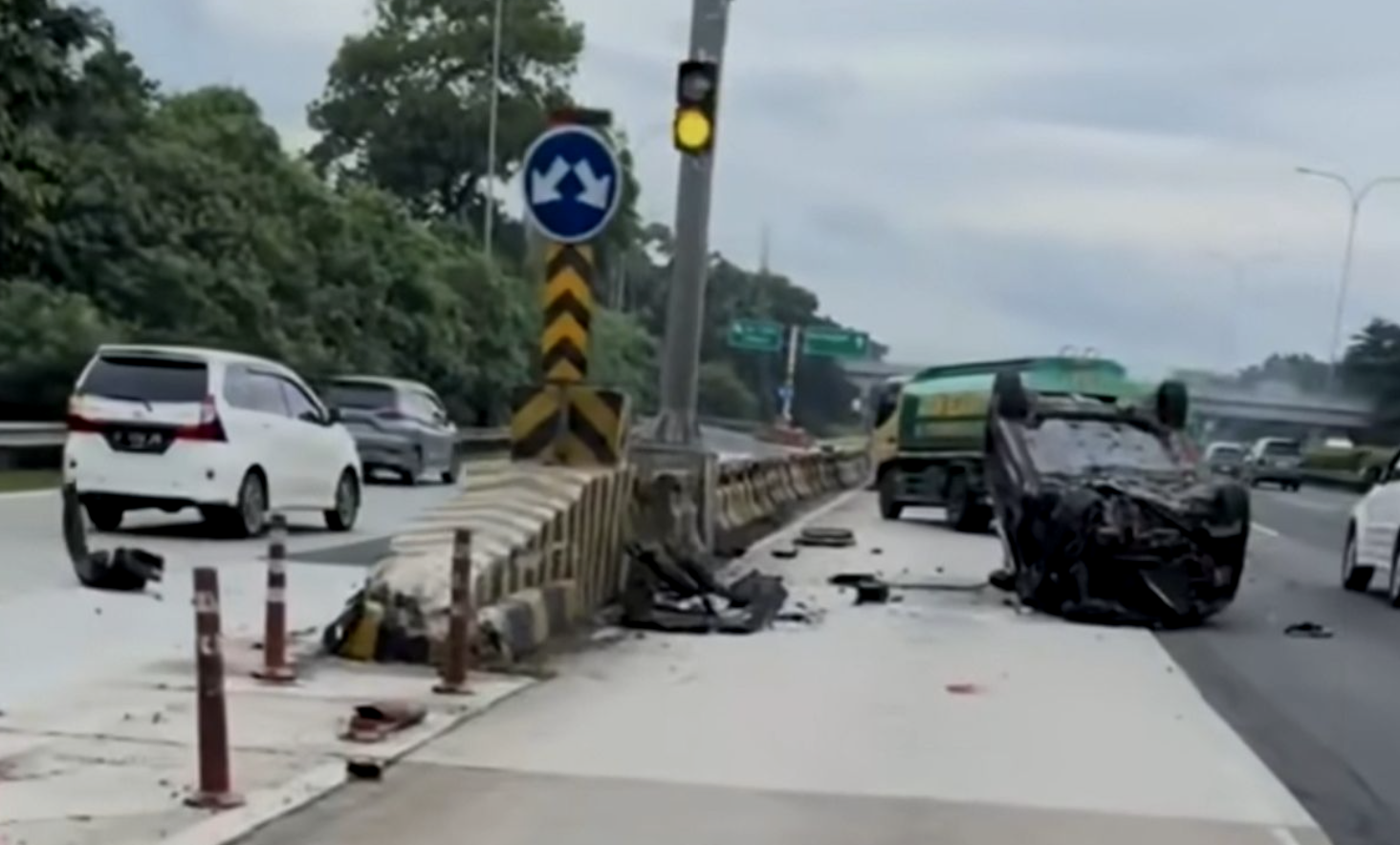 Kecelakaan lalu lintas terjadi di Tol Jagorawi arah Bogor Km 24, Gunung Putri, Kabupaten Bogor, Sabtu (7/2/2026) sore.