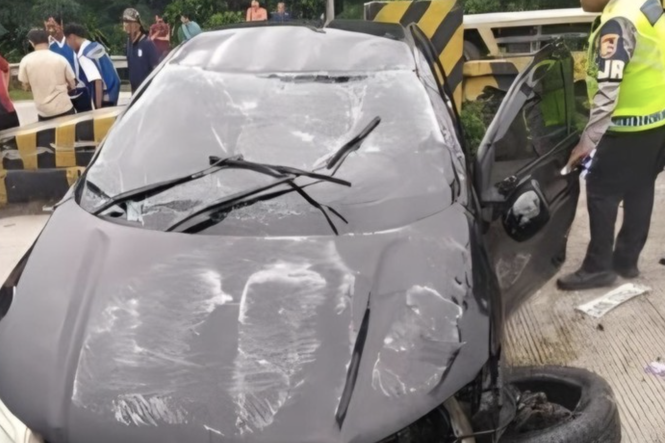 Mobil sedan tabrak pembatas jalan di Tol Jagorawi arah Bogor. (Dok. Istimewa)