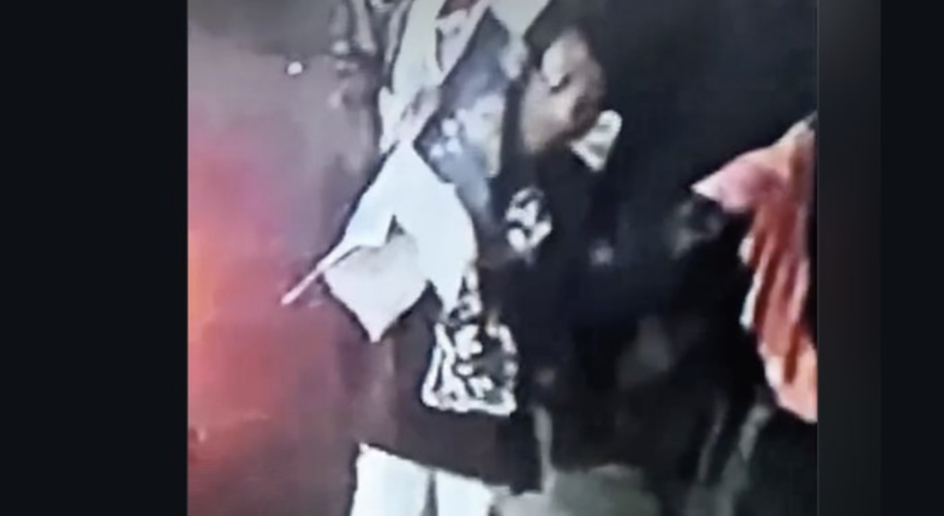 Viral pria memanggul benda diduga mayat di Tambora, Jakarta Barat. (Screenshot Video Viral)