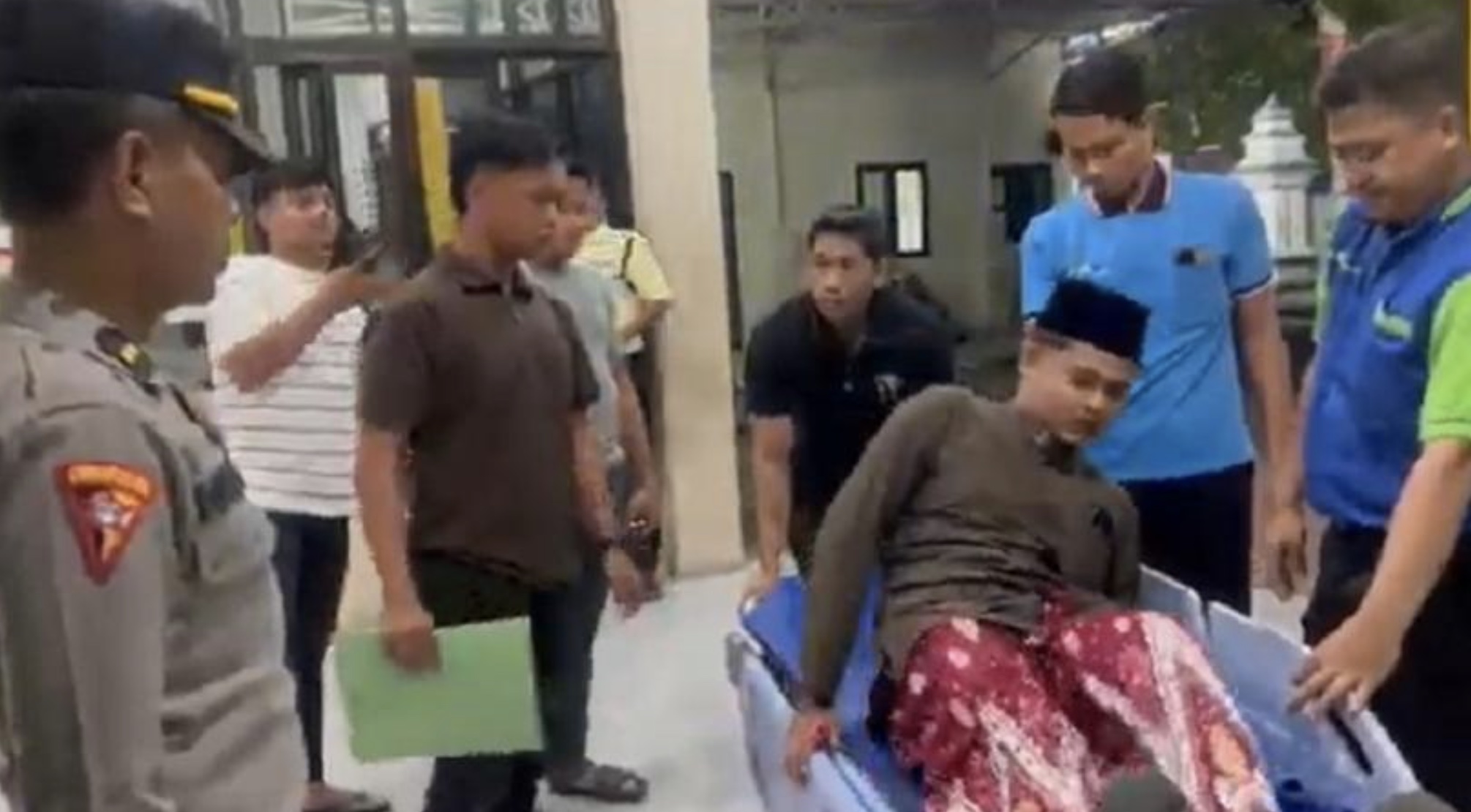 Seorang guru Madrasah Ibtidaiyah luka lebam akibat dianiaya wali murid di Sampang. (Foto: iNews)