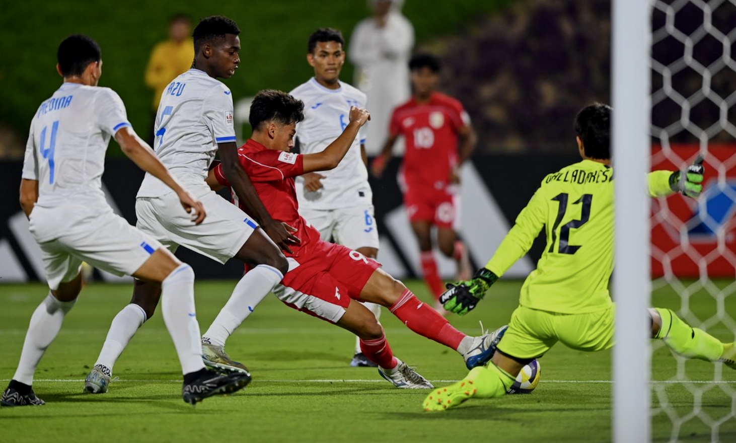 Penyerang Timnas U17 Indonesia, Mierza Firjatullah, menendang bola ke gawang Honduras pada laga Grup H Piala Dunia U17 2025 di Aspire Zone, Doha, Senin (10/11/2025). ANTARA