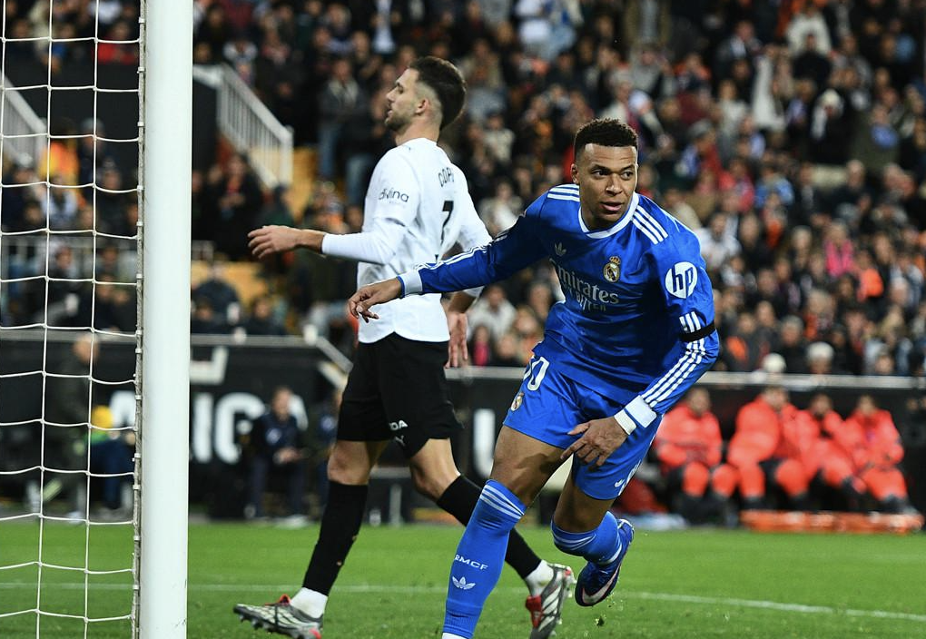 Selebrasi Kylian Mbappe dalam laga Valencia vs Real Madrid di Liga Spanyol, Senin (9/2/2026). (AP Photo/Francisco Macia)