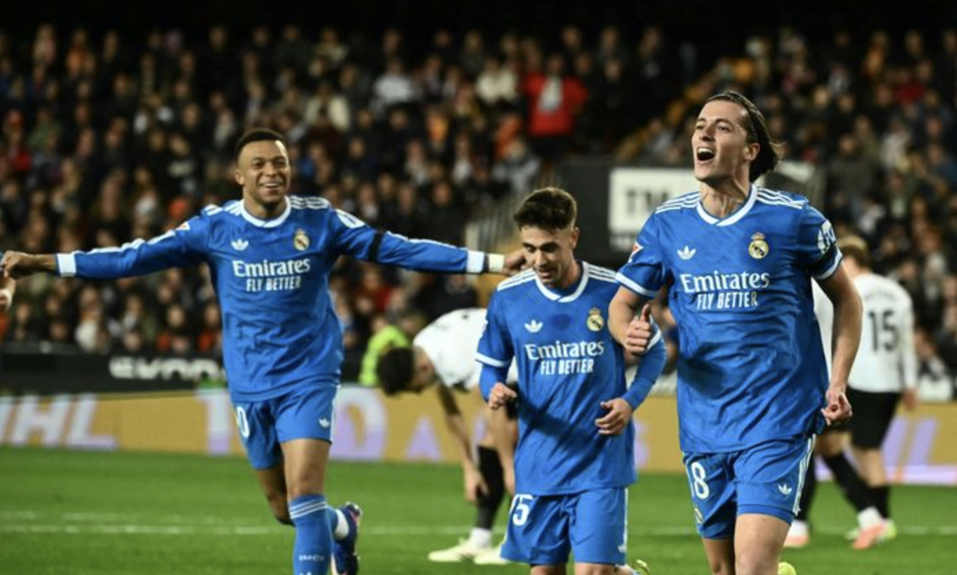 Alvaro Carreras (kanan) jadi pembeda di laga Real Madrid vs Valencia dengan gol pembukanya di menit ke-65 pada laga Liga Spanyol di Mestalla (8/2/2026).JOSE JORDAN/AFP