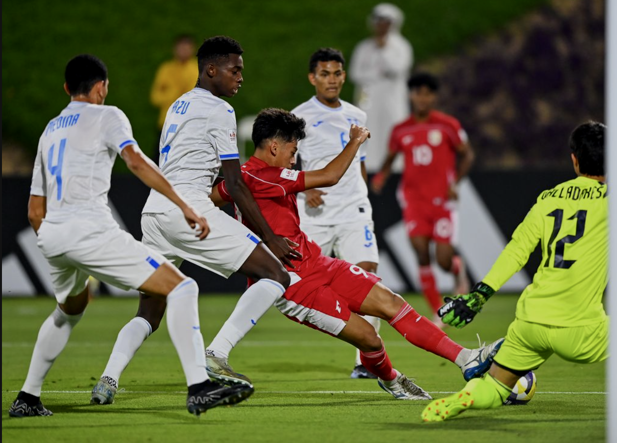 Mierza Firjatullah melepaskan tendangan ke gawang Honduras pada laga Grup H Piala Dunia U17 2025 di Doha. ANTARA FOTO/Bayu Pratama S