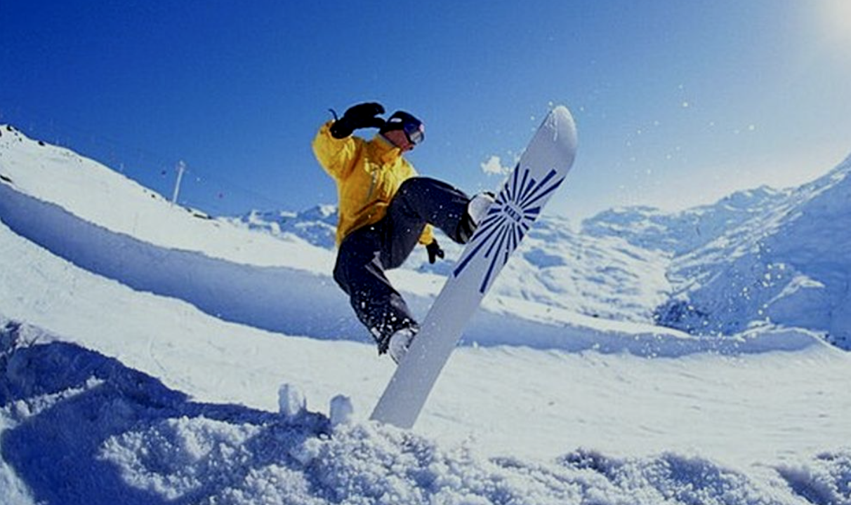 Ilustrasi Snowboarding. Papan seluncur salju Salto(wikimedia commons)