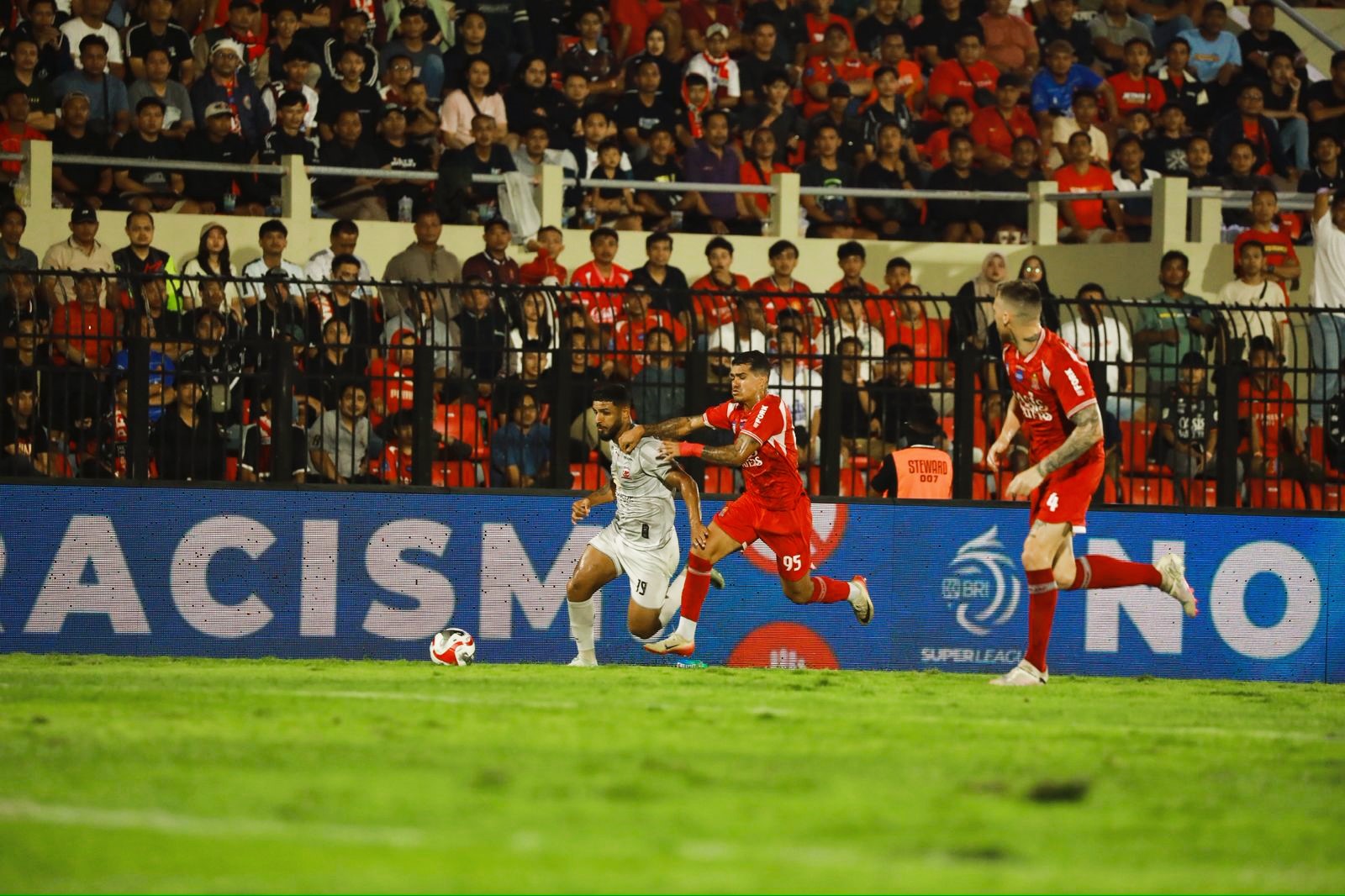 DUEL: Pemain MU Riquelme Sousa mencoba mempertahankan bola dari serangan pemain Persijap Jepara di Stadion Gelora Bumi Jepara, Sabtu (7/2) malam.&nbsp;
