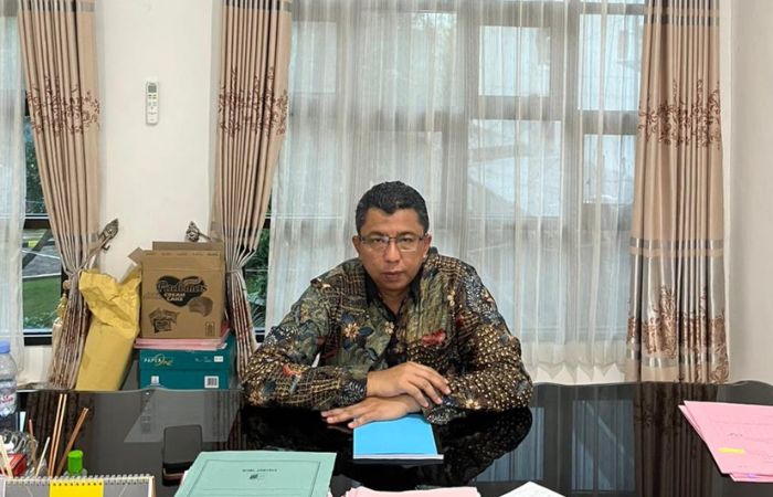 Kasipidum Kejari Bangkalan Hendrik Murbawan Saat ditemui di ruang kerjanya. (radarbangkalan.id)
