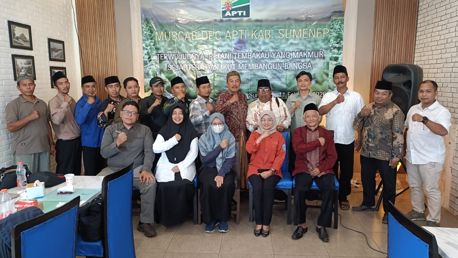 Pengurus DPC APTI Sumenep foto bersama usai menggelar Muscab. Dalam muscab itu juga dihadiri oleh Disbun Jatim dan DKPP Sumenep