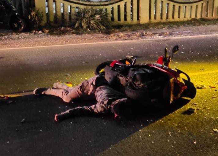 TERGELETAK: Azfar Burhan meninggal dunia usai terlibat laka lantas di Jalan Raya Ketengan, Kecamatan Burneh, Selasa (10/2).&nbsp;
