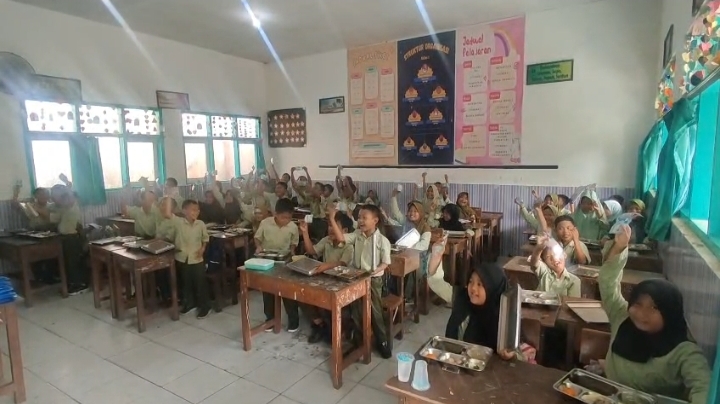Kegirangan: para siswa menunjukkan uang Rp50 ribu yang terselip di dalam Ompreng MBG.