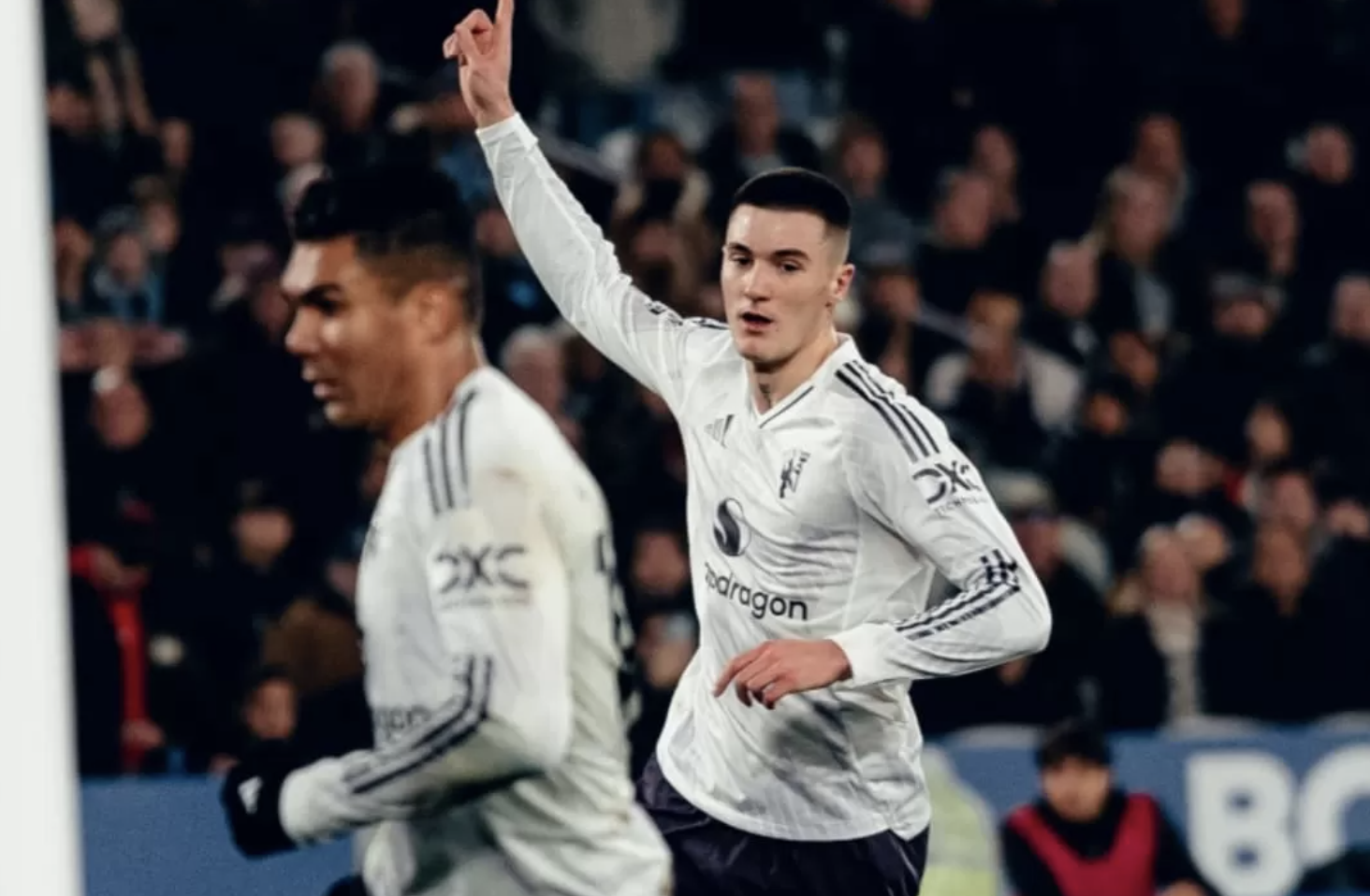 Benjamin Sesko merayakan gol dramatis menit 96 yang menyelamatkan Manchester United dari kekalahan atas West Ham, hasil assist Bryan Mbeumo.(Foto: X @manutd)