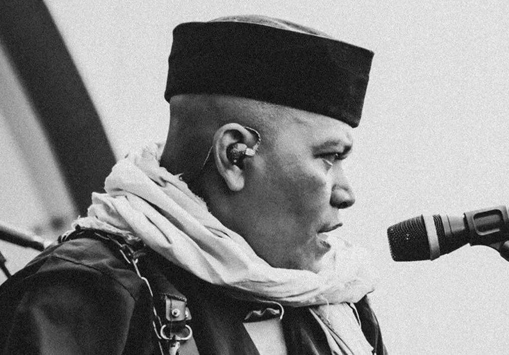 Kabar duka menyelimuti skena musik punk Indonesia, Romi The Jahat meninggal dunia pada Selasa (10/2/2026). Simak perjalanan karier dan sang ikon punk. (Foto: Dok. Instagam @rtjofficial)