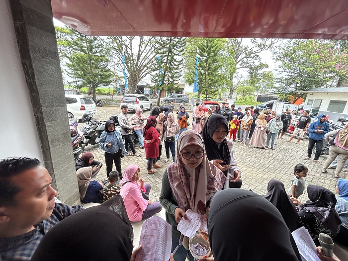 ANTUSIAS: Ratusan peserta Bazar Takjil Ramadan mengikuti proses pengundian di kantor pusat JPRM, Jalan Soekarno-Hatta, Desa Bilaporah, Kecamatan Socah,  Selasa (10/2).