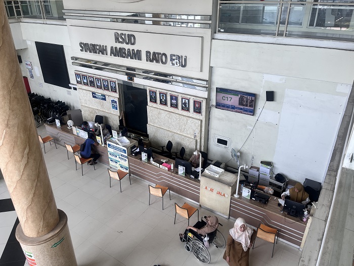 LAYANAN KESEHATAN: Warga berada ruang lobi RSUD Syamrabu, Selasa (10/2).&nbsp;