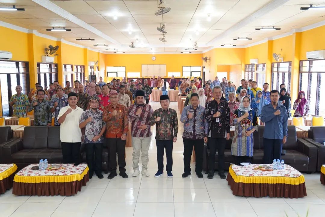 KEBERSMAAN: Wabup Bangkalan Moch. Fauzan Ja&rsquo;far (tengah) berfoto bersama peserta desiminasi regulasi pengadaan barjas di Gedung PKPRI Rabu&nbsp;(11/2).&nbsp;