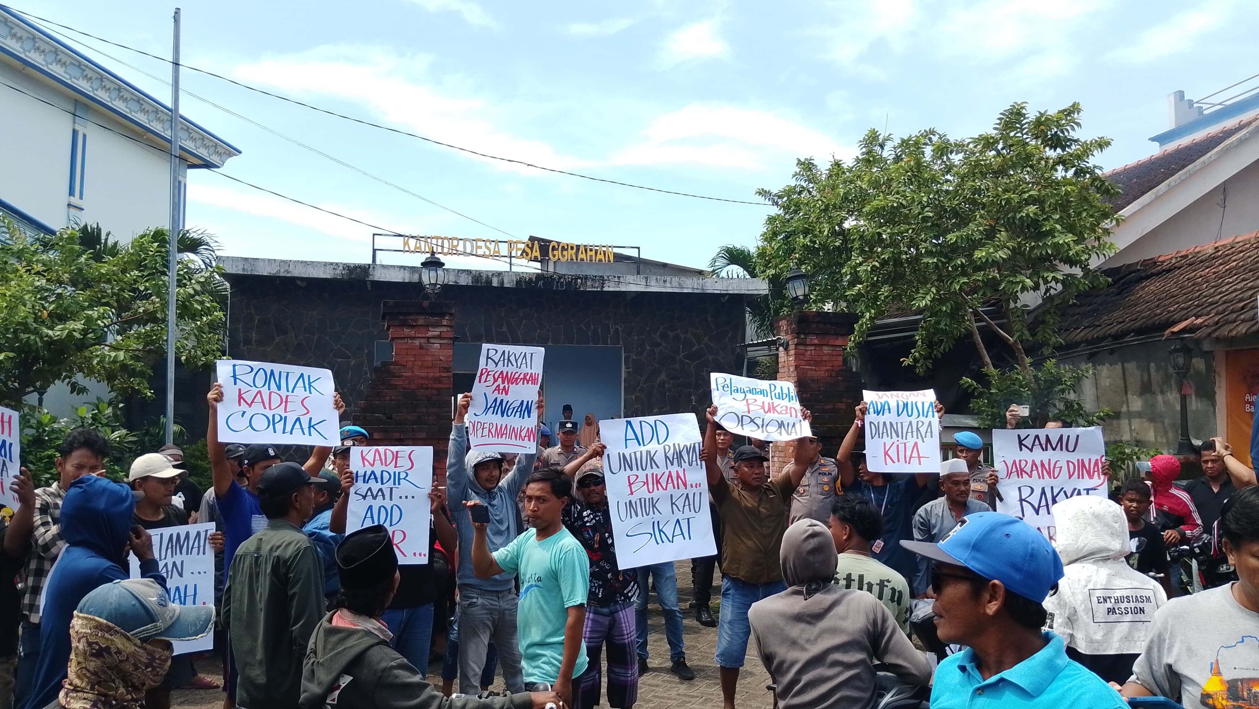 Ratusan Warga Desa Pesanggrahan, Kecamatan Kwanyar, Bangkalan meminta kepala desa mundur dari jabatannya.