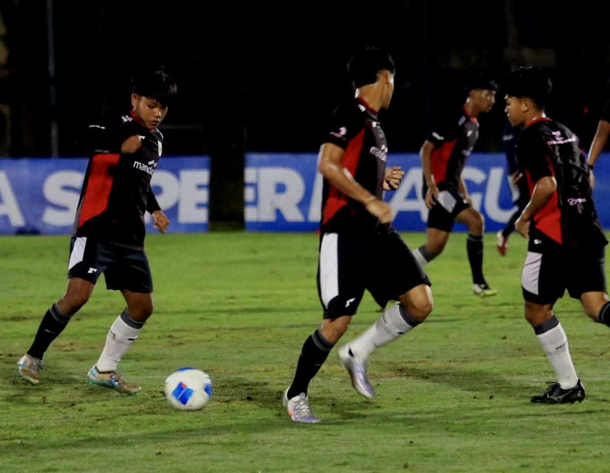 Pesepak bola Timnas U17 Indonesia melakukan sesi latihan di Lapangan Indomilk Arena, Kabupaten Tangerang, Banten, Sabtu (7/2/2026). (ANTARA/MUHAMMAD IQBAL)