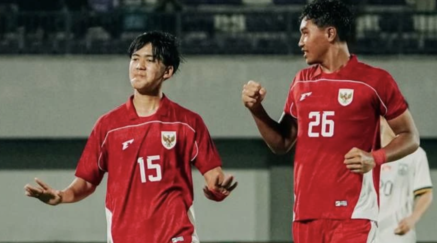 Pemain Timnas U17 Indonesia, Miraj Riski Sulaiman (kiri) usai mencetak gol ke gawang China U17 dalam laga uji coba di Indomilk Arena, Rabu (11/2/2026). (Sumber: Instagram.com/timnasindonesia)