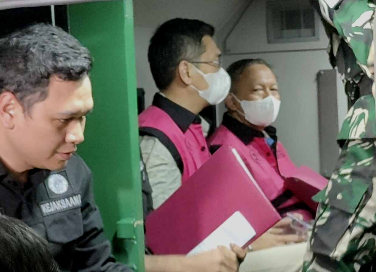 Penampakan tersangka kasus dugaan korupsi rekayasa ekspor limbah cair kelapa sawit atau palm oil mill effluent (POME) saat masuk mobil tahanan Kejaksaan Agung, Selasa (10/2/2026) malam.(KOMPAS/ NICHOL