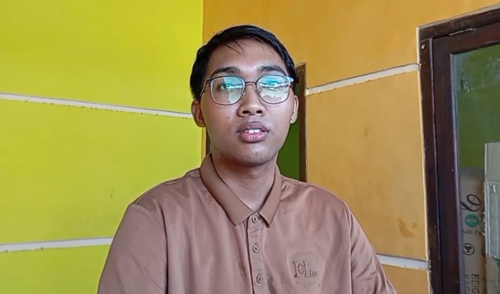 KORBAN KEKERASAN: Korban pembegalan di Jalan Raya Telang Abdul Rojak Jaelani saat melapor ke Mapolsek Kamal pada Minggu (28/12/2025).&nbsp;&nbsp;