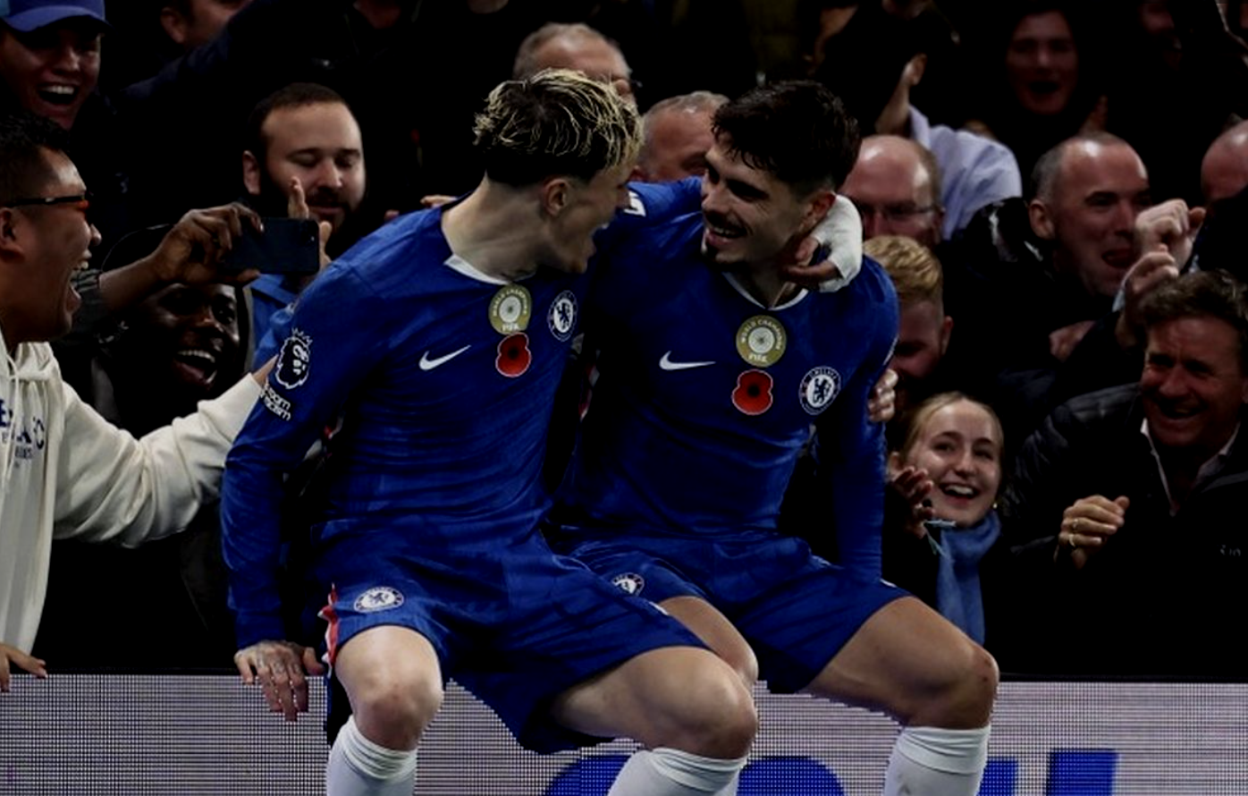 Pedro Neto (kanan) dan Alejandro Garnacho (kiri) merayakan gol pada laga Liga Inggris Chelsea vs Wolverhampton di Stamford Bridge, 8 November 2025. (Foto oleh HENRY NICHOLLS / AFP)(AFP/HENRY NICHOLLS)