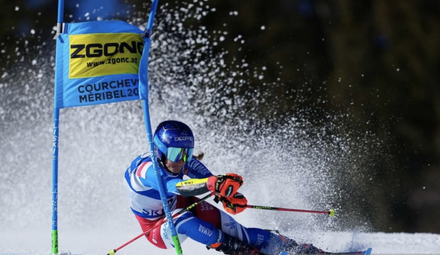 Foto arsip ilustrasi &mdash; Atlet ski Prancis Clara Direz berlaga melawan Maria Therese Tviberg (Norwegia) pada nomor Individual Parallel putri Kejuaraan Dunia FIS Alpine Ski di Meribel, Prancis.