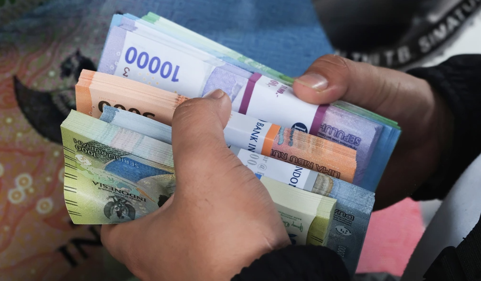 Sejumlah warga mengantre untuk menukarkan uang pecahan rupiah di mobil kas keliling Bank Indonesia saat kegiatan Sempurna di halaman Ayani Megamall, Pontianak, Kalimantan Barat, Jumat (13/2/2026).