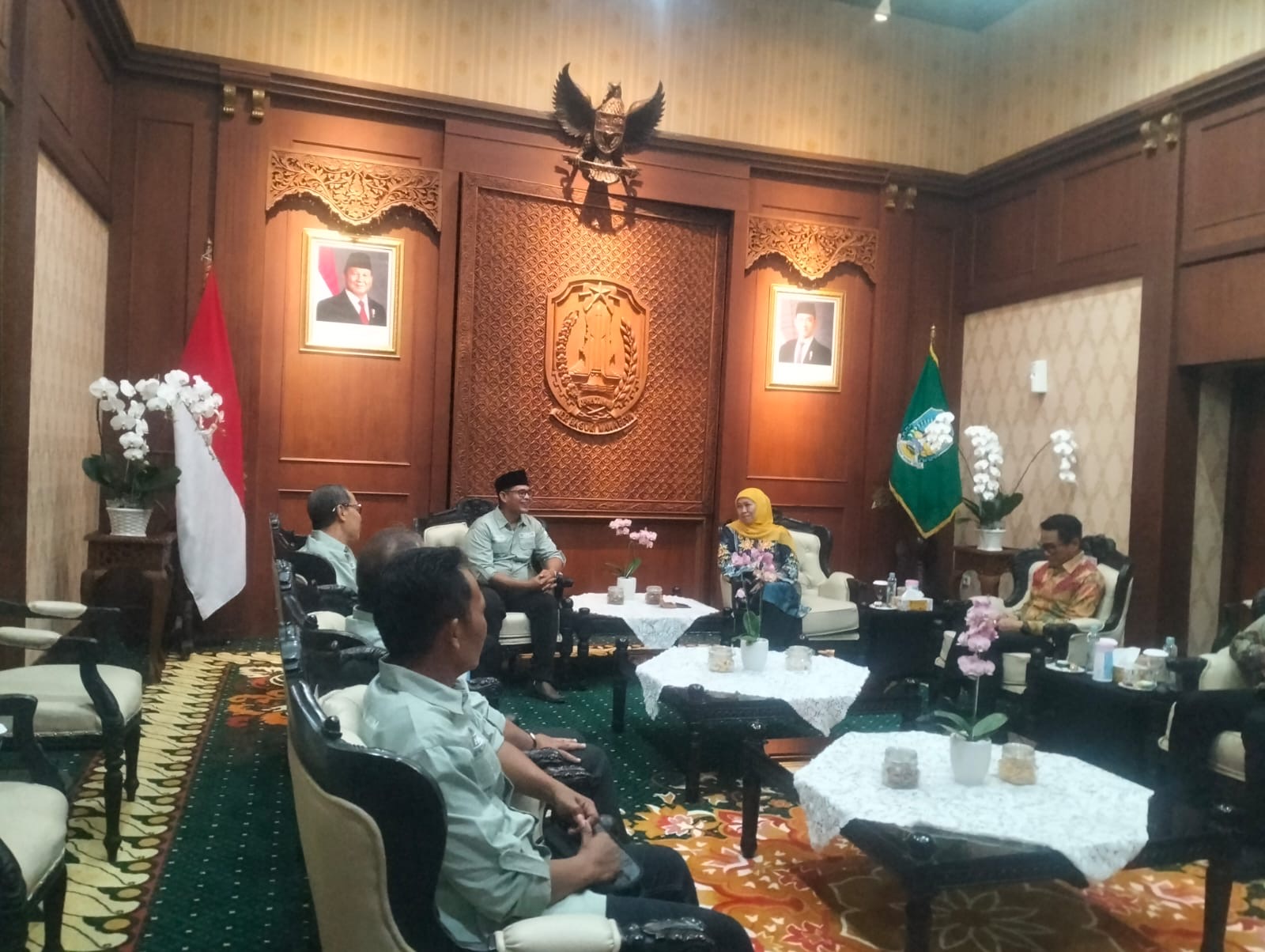 Gubernur Jatim Khofifah Indar Parawansa saat menemui pengurus APTI Jawa Timur di Gedung Grahadi Surabaya Jumat (13:/2) malam