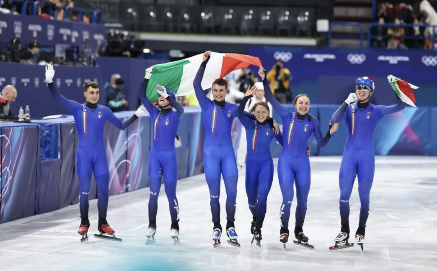 Tim Italia merayakan kemenangan final estafet campuran seluncur cepat lintasan pendek di Olimpiade Milan-Cortina 2026, 10 Februari 2026. (antara)