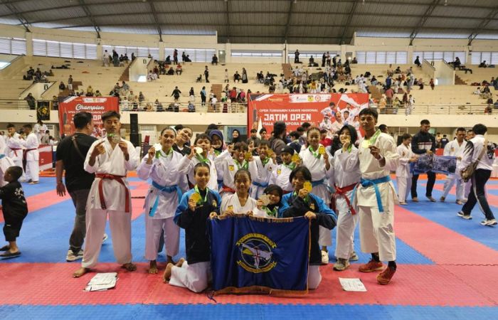 KOMPAK: Tim Karate Inkai Lanal Batuporon foto bersama usai kejuaraan Karate Piala Kemenpora 2026 yang digelar di GOR Ken Arok, Malang (14/2).