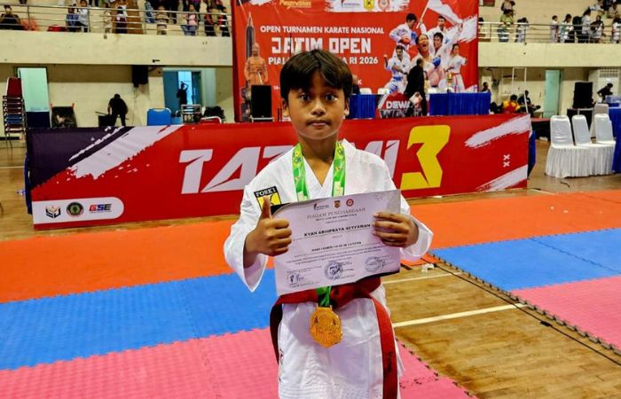 BANGGA: Kyan Abhipraya Setyawan atlet karate kumite (+30kg) pra pemula putra Tim Karate lanal batuporon usai juara di kelas festival (14/2).