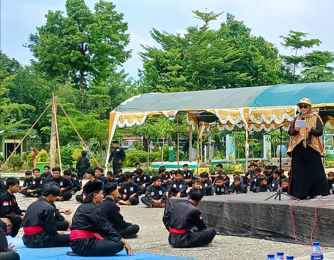 SPORTIF: Anggota DPR RI Ansari memberikan arahan dalam pelantikan pengurus PS Cobra di area Arek Lancor Pamekasan, Minggu (15/2).&nbsp;