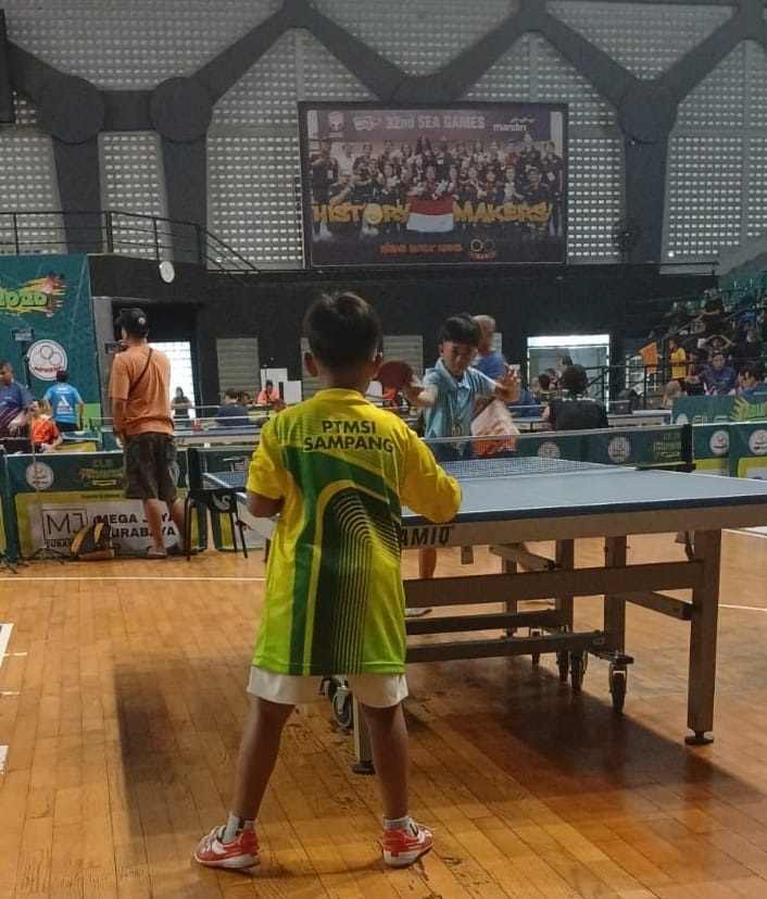 PENUH SEMANGAT: Atlet PTMSI Sampang berkompetisi dalam kejuaraan CLS Cup 3, di GOR CLS Kertajaya, Surabaya, Minggu (18/1).&nbsp;
