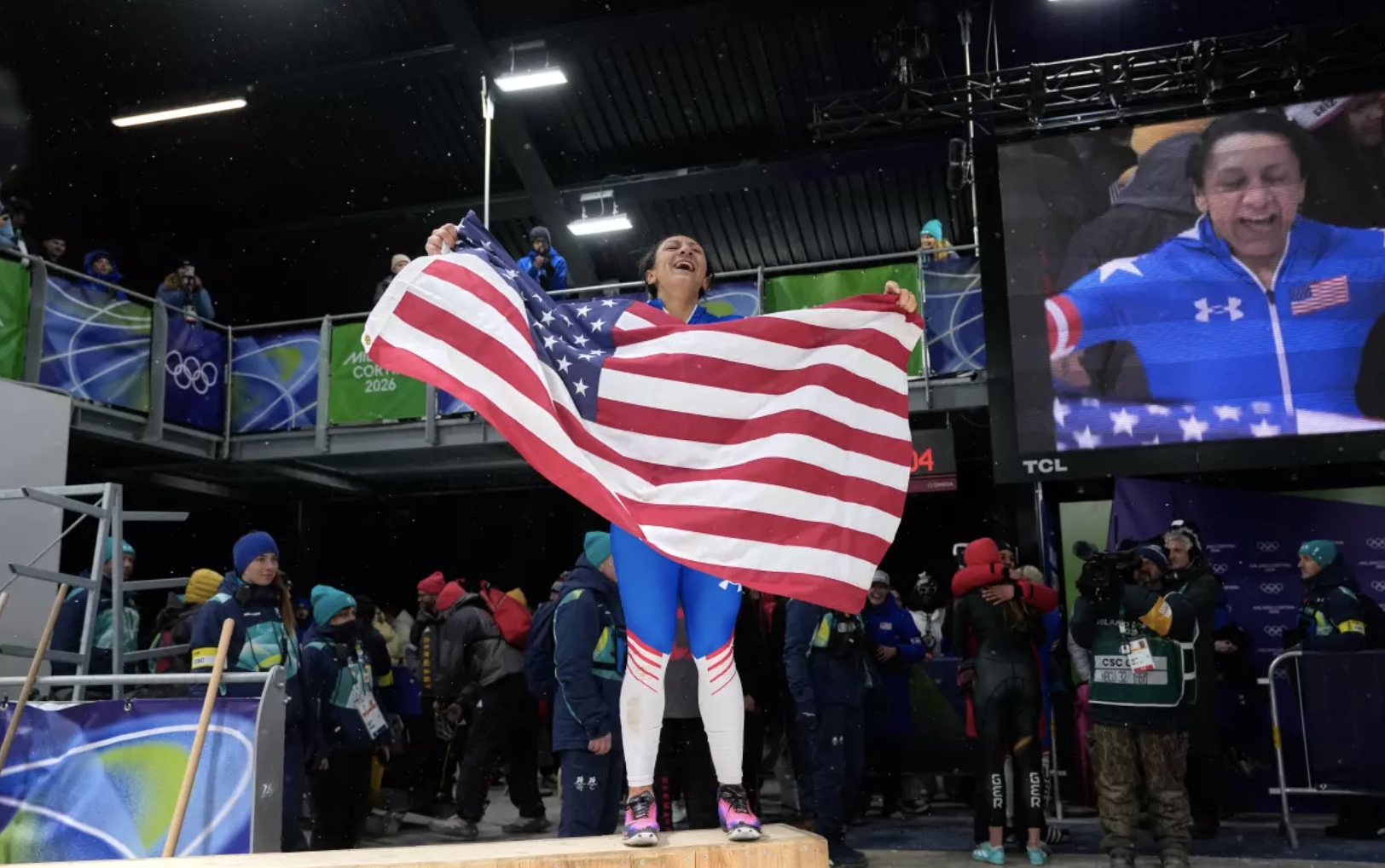 Elana Meyers Taylor dari Amerika Serikat melambaikan bendera usai menjuarai nomor monobob putri pada Olimpiade Musim Dingin di Cortina d&rsquo;Ampezzo, Italia, Senin. (Alessandra Tarantino / Associated)