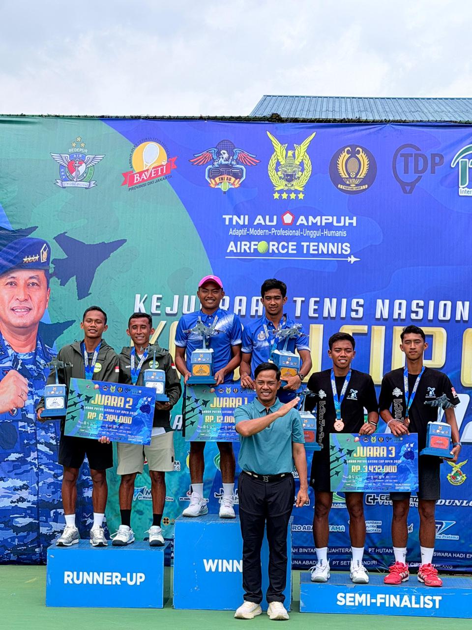 SAMPANG: Atlet Pelti Sampang menerima penghargaan Kejurnas Tenis Kasau Cup 2026 di Jakarta, Minggu (15/2).