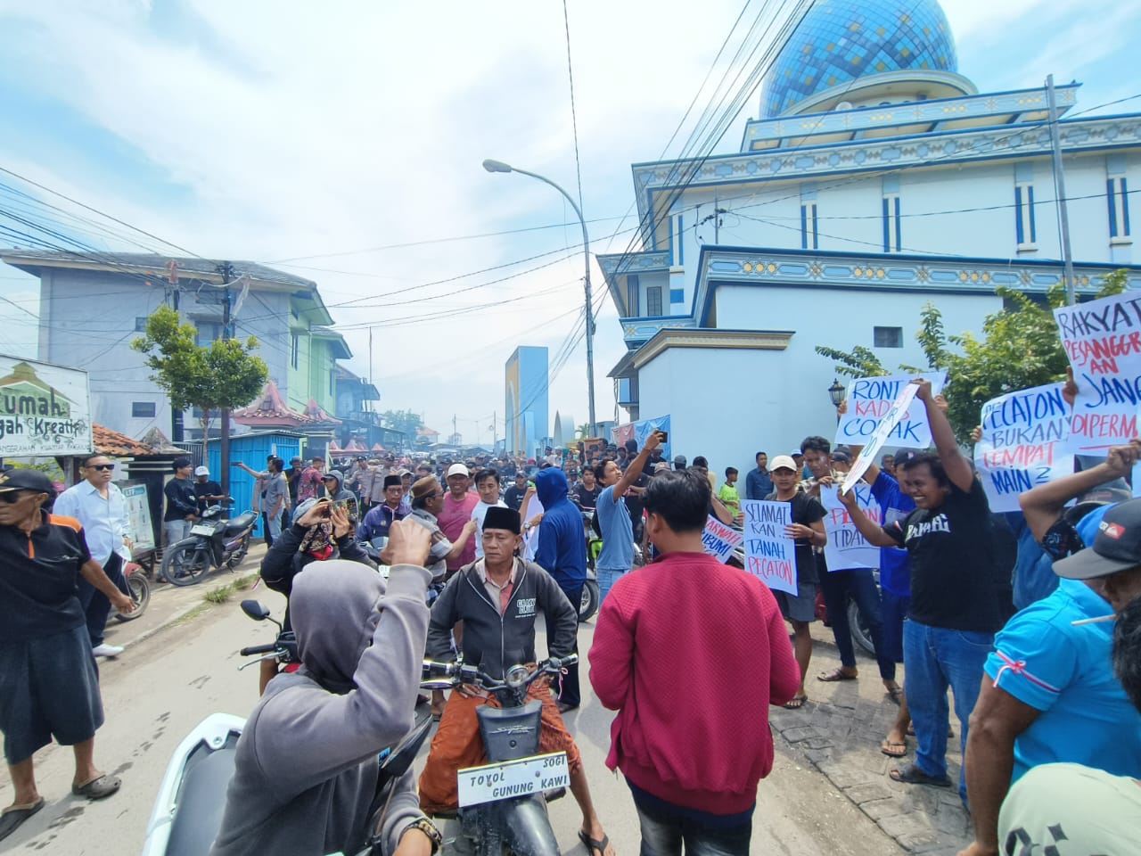 MEMINTA KEJELASAN: Ratusan warga Desa Pesanggrahan, Kecamatan Kwanyar, melakukan aksi unjuk rasa di kantor, Kamis (12/2).&nbsp;